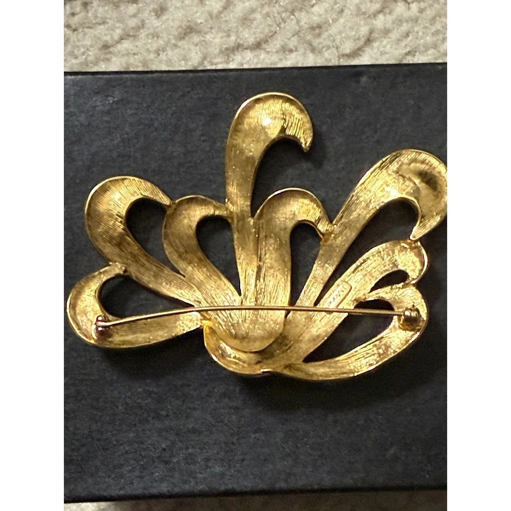 Vintage Monet Gold Tone‎ Abstract Swirl Brooch Pin Elegant Statement Jewelry